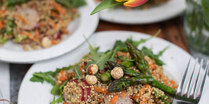 Beitragsbild des Blogbeitrags Bunter Quinoa Salat mit Spargel und dreierlei Dressings