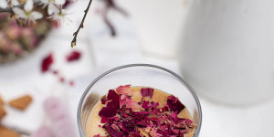 Beitragsbild des Blogbeitrags Rosenblüten und Lavendel Kaffee