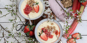 Beitragsbild des Blogbeitrags Grießbrei mit Rhabarber Erdbeer Kompott & Nuss Crumble