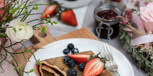 Beitragsbild des Blogbeitrags Luftige Kaffee Palatschinken mit Beeren