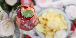 Beitragsbild des Blogbeitrags Prickelnde Muttertags Erdbeer Bowle