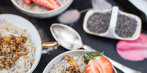 Beitragsbild des Blogbeitrags Leichter Porrdige mit Mohn & knusprigem Mohngranola