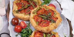 Beitragsbild des Blogbeitrags Tomaten Galette mit Spargel