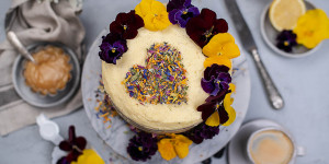 Beitragsbild des Blogbeitrags Muttertags Torte mit essbaren Blüten