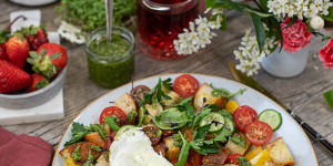Beitragsbild des Blogbeitrags Italienischer Frühstücks Panzanella mit Petersilien-Gremolata