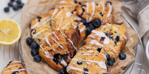 Beitragsbild des Blogbeitrags Heidelbeer Scones mit Zitronenglasur