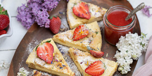 Beitragsbild des Blogbeitrags Cheesecake aus dem Topf mit Erdbeer Rhabarbermus