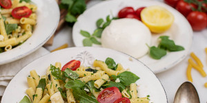 Beitragsbild des Blogbeitrags Kräuter Nudeln mit Burrata