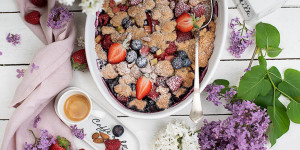 Beitragsbild des Blogbeitrags Rhabarber Beeren Crumble vom Grill