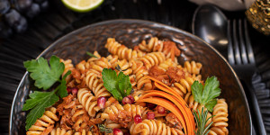 Beitragsbild des Blogbeitrags Nudel mit Jackfruit Bolognese – vegan