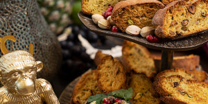 Beitragsbild des Blogbeitrags Pikante Pistazien Cantucci mit Pistazien Feta Dip