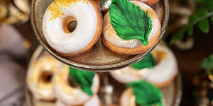 Beitragsbild des Blogbeitrags Mini Donuts mit weißer Schokoladenglasur 
