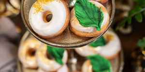 Beitragsbild des Blogbeitrags Mini Donuts mit weißer Schokoladenglasur