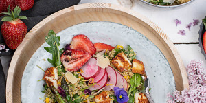 Beitragsbild des Blogbeitrags Quinoa Salat mit Erdbeeren & Spargel
