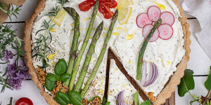 Beitragsbild des Blogbeitrags Pikante Frischkäse Tarte mit Gemüsegarten