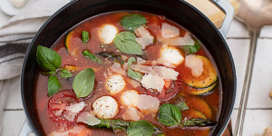 Beitragsbild des Blogbeitrags Sommer Minestrone mit Mozzarella 