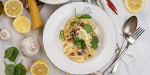 Beitragsbild des Blogbeitrags One Pot Zitronen Spaghetti mit Champignons & Spinat 