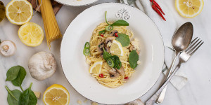 Beitragsbild des Blogbeitrags One Pot Zitronen Spaghetti mit Champignons & Spinat
