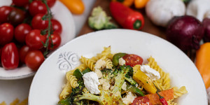 Beitragsbild des Blogbeitrags Nudeln mit Curry-Gemüse und Fetacreme