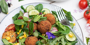 Beitragsbild des Blogbeitrags Zucchini Bällchen auf buntem Sommersalat & gesunde Erdbeerbowle 