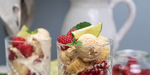 Beitragsbild des Blogbeitrags Karamell Früchte Sommer Trifle im Glas 