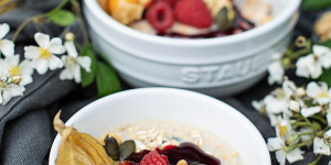 Beitragsbild des Blogbeitrags Vanille Pudding Porridge mit Nüssen & Früchten