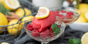 Beitragsbild des Blogbeitrags Fruchtiges Himbeer Sorbet 