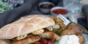 Beitragsbild des Blogbeitrags Grill Dogs mit Gemüse & Burrata