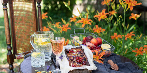 Beitragsbild des Blogbeitrags Sommerfrüchte Clafoutis & Himbeereis
