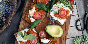 Beitragsbild des Blogbeitrags Knusprige Ratatouille Brote vom Grill mit Burrata