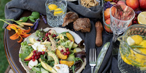 Beitragsbild des Blogbeitrags Sommersalat mit Pfirsichen, Avocado & Burrata
