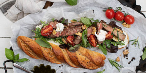Beitragsbild des Blogbeitrags Knuspriges Steak Sandwich mit Sommergemüse 