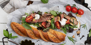 Beitragsbild des Blogbeitrags Knuspriges Steak Sandwich mit Sommergemüse