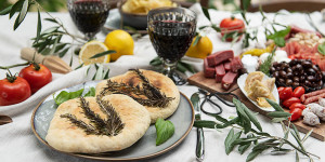 Beitragsbild des Blogbeitrags Oliven Focaccia mit Rosmarin