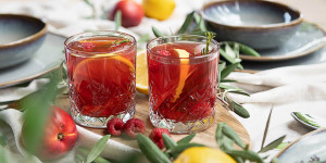 Beitragsbild des Blogbeitrags Geeister Tee Cocktail mit Früchten