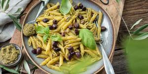 Beitragsbild des Blogbeitrags Dinner alla bella Italia – Penne mit Basilikum Pesto & Pistazien