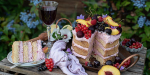 Beitragsbild des Blogbeitrags Sangria Torte mit Sommerfrüchten 