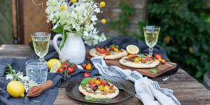 Beitragsbild des Blogbeitrags Sommerliche Fladenbrote mit Gemüse und Kräutercreme