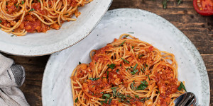 Beitragsbild des Blogbeitrags Vollkorn Spaghetti mit Karfiol Bolognese