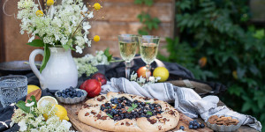 Beitragsbild des Blogbeitrags Vegane Galette mit Heidelbeeren & Pfirsich 