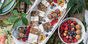 Beitragsbild des Blogbeitrags Ernährung für mehr Energie im Alltag: Energieriegel mit Datteln & Haferflocken