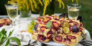 Beitragsbild des Blogbeitrags Fruchtiger Zwetschgen Blechkuchen mit Walnüssen