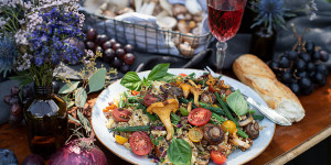 Beitragsbild des Blogbeitrags Bunter Quinoa Salat mit Gemüse & Pilzen 