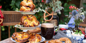 Beitragsbild des Blogbeitrags Süße Brezeln mit Kirschmarmelade