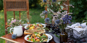 Beitragsbild des Blogbeitrags Gewürzgurken Salat mit Gemüse und Pilzen 