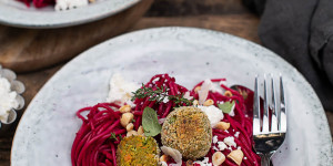 Beitragsbild des Blogbeitrags Dinkelspaghetti mit Rote Rüben Sauce & Gemüsebällchen 