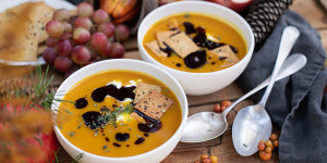 Beitragsbild des Blogbeitrags Kürbis Apfel Suppe mit Sauerrahm 