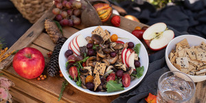 Beitragsbild des Blogbeitrags Herbstpicknick im Wald: bunter Herbstsalat & DIY Idee
