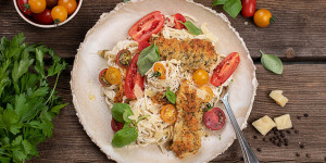 Beitragsbild des Blogbeitrags Nudel Frischkäse Pfanne mit Tomaten & Hühnerfilets in Käsekruste 