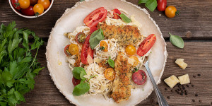 Beitragsbild des Blogbeitrags Nudel Frischkäse Pfanne mit Tomaten & Hühnerfilets in Käsekruste